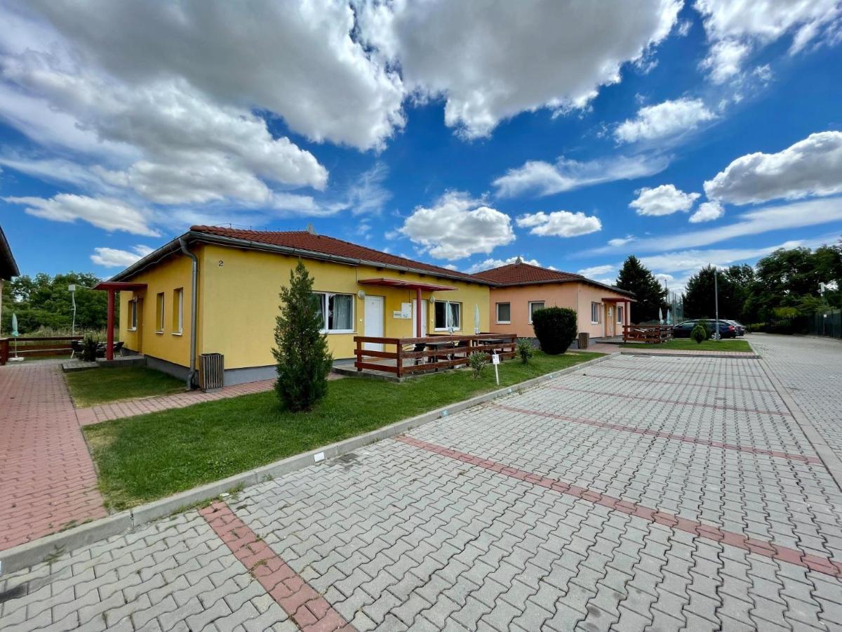 Holiday Village Сенець Екстер'єр фото