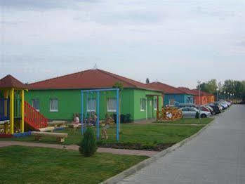 Holiday Village Сенець Екстер'єр фото